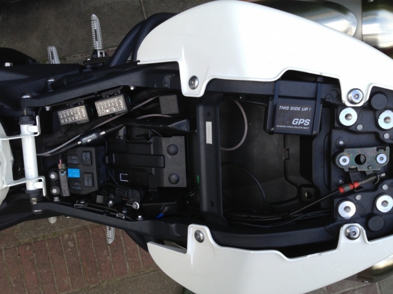 The GPS module is used to grab speed info to be processed by the Pro-Oiler's computer for accurate oil delivery.
junction box pomp GPS module.JPG