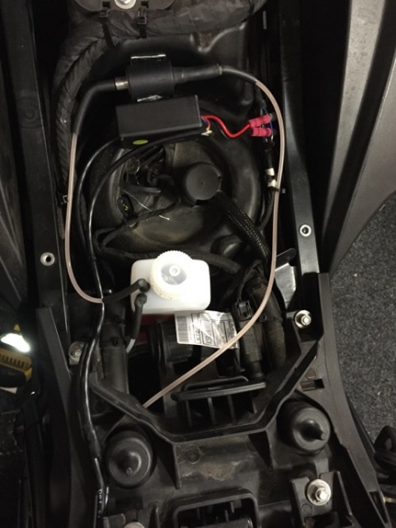 12 Volt connection is made under the seat using the supplied posi-tap connectors.
The rear light connection is used to power the Pro-Oiler. Blue/yellow-dot = +12V, Brown=Earth. 12V_power.jpg