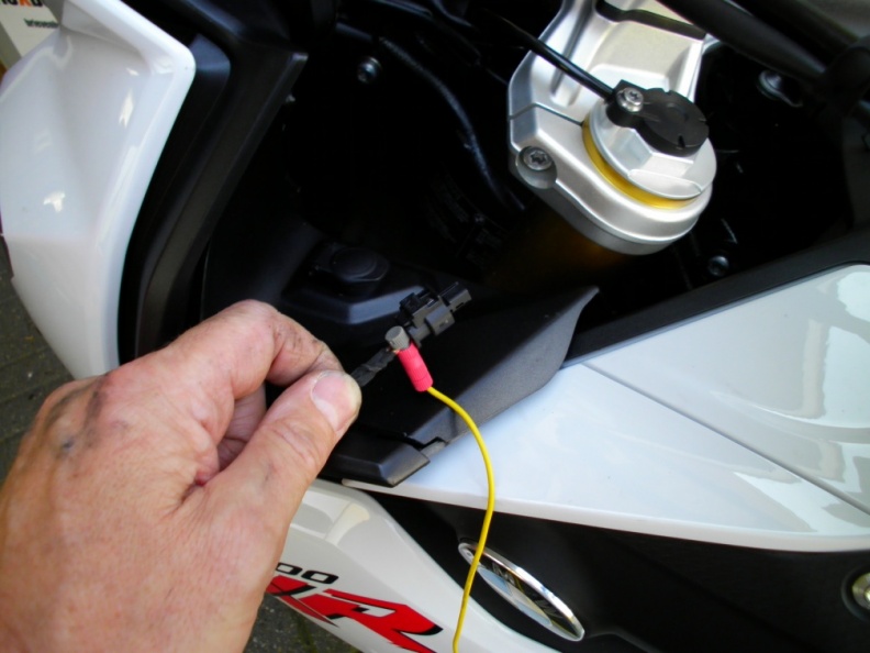 To get a +12Volt connection, just tap into the accessoire plug.
Remember, brown wires are EARTH on BMW.
The positap connectors are included in the set. SANY0390.JPG