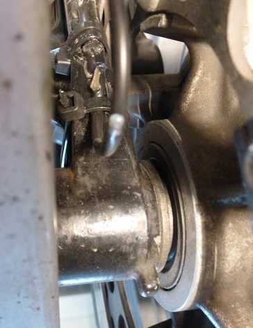 Reed switch and magnet are used here.
Of course you can use our GPS module instead, which is a lot easier to install.
reedswitch.jpg