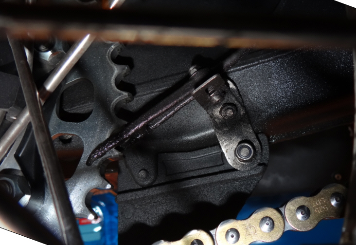 Nozzle bracket bolts straight onto the sprocket protector nozzle_pavle.jpg